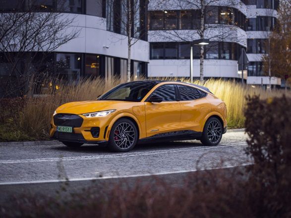 Ford Mustang Mach-E redefiniuje rynek samochodów elektrycznych