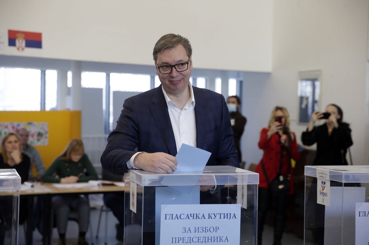 Serbia. Urzędujący prezydent Aleksandar Vuczić wygrał reelekcję. W wyborach parlamentarnych zwycięstwo odniosła jego partia.  EPA/ANDREJ CUKIC Dostawca: PAP/EPA.