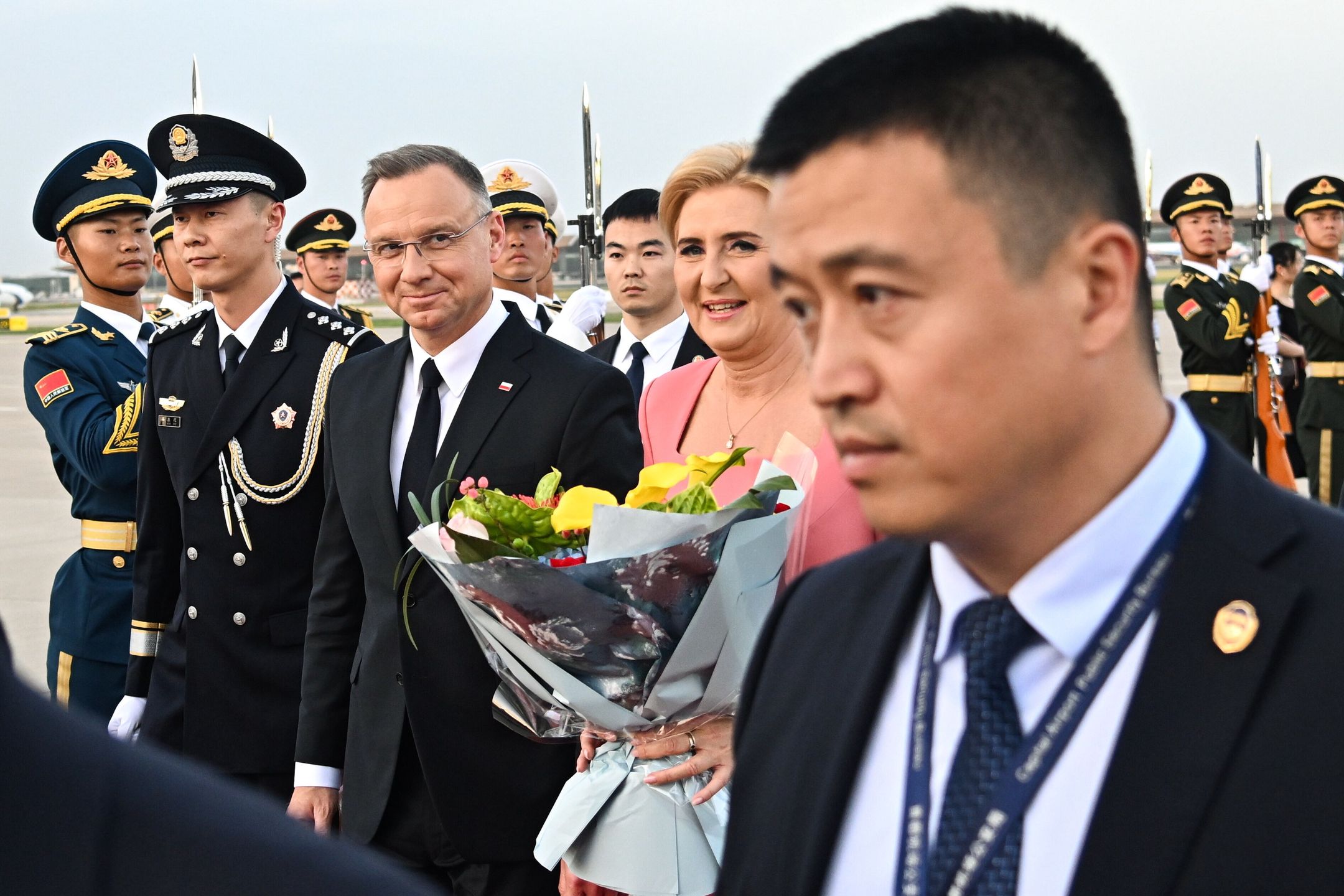 Pekin, Chiny, 22.06.2024. Prezydent RP Andrzej Duda (C-L) i pierwsza dama Agata Kornhauser-Duda (C-P) na lotnisku w Pekinie, 22 bm. Prezydent RP rozpoczyna zaplanowaną do 26 czerwca wizytę w Chinach, podczas której m.in. spotka się z przywódcą tego kraju Xi Jinpingiem, premierem Li Qiangiem, wygłosi przemówienie na forach ekonomicznych w Dalian i Szanghaju, a także wręczy odznaczenia w ambasadzie RP. (aldg) PAP/Radek Pietruszka