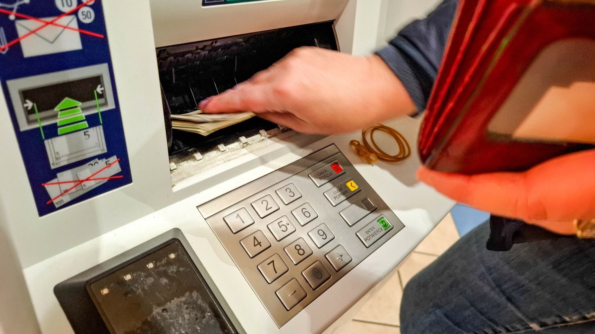 Reporter archiwum 2025 10
08.10.2025 Lodz. Wyplata banknotow z bankomatu. Fot. Piotr Kamionka/REPORTER
Piotr Kamionka/REPORTER