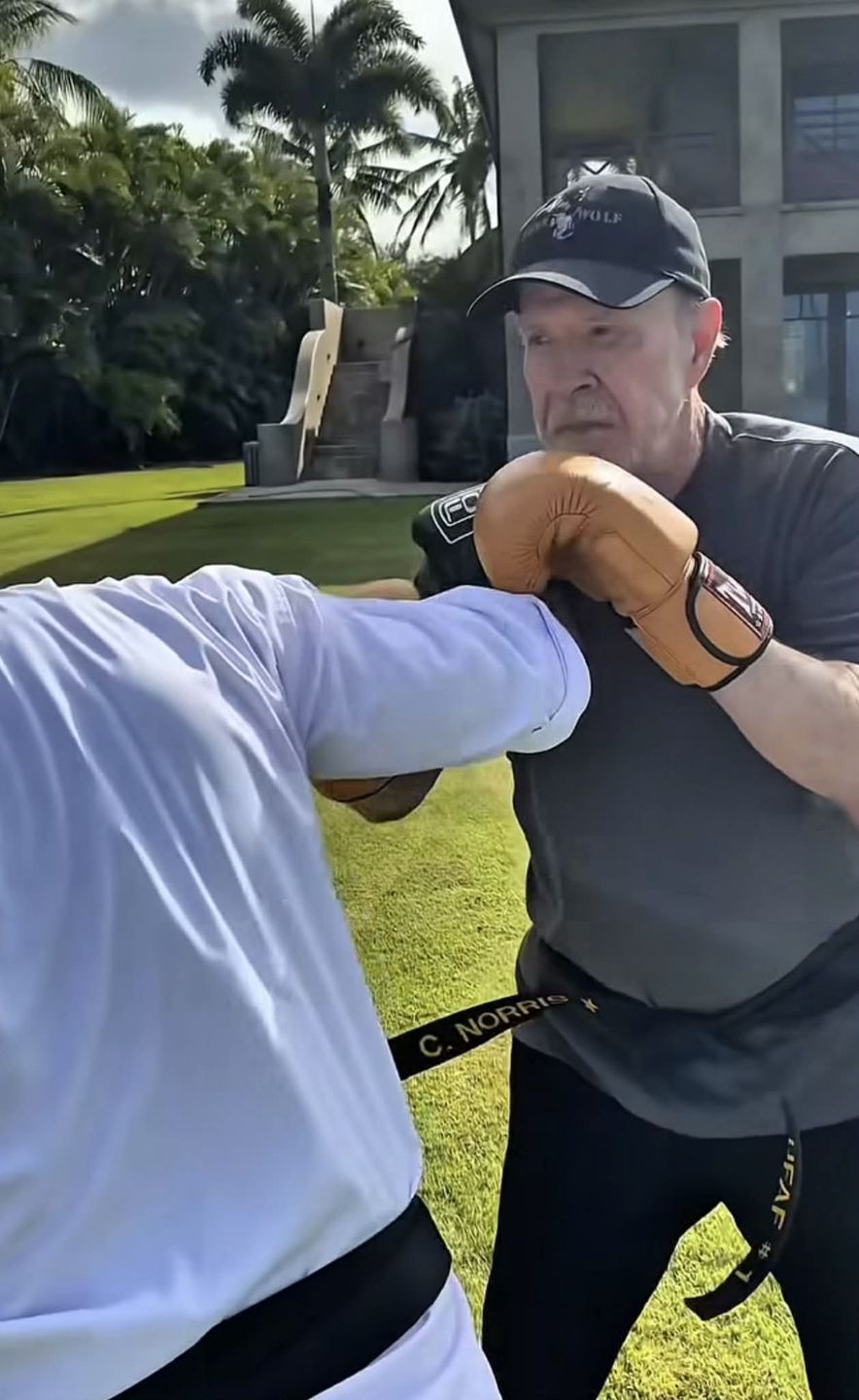 Kadry z ostatniego posta Chucka Norrisa