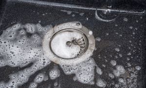 Wrzuć do odpływu i odkręć kran. Skutecznie "wyżre" cały brud