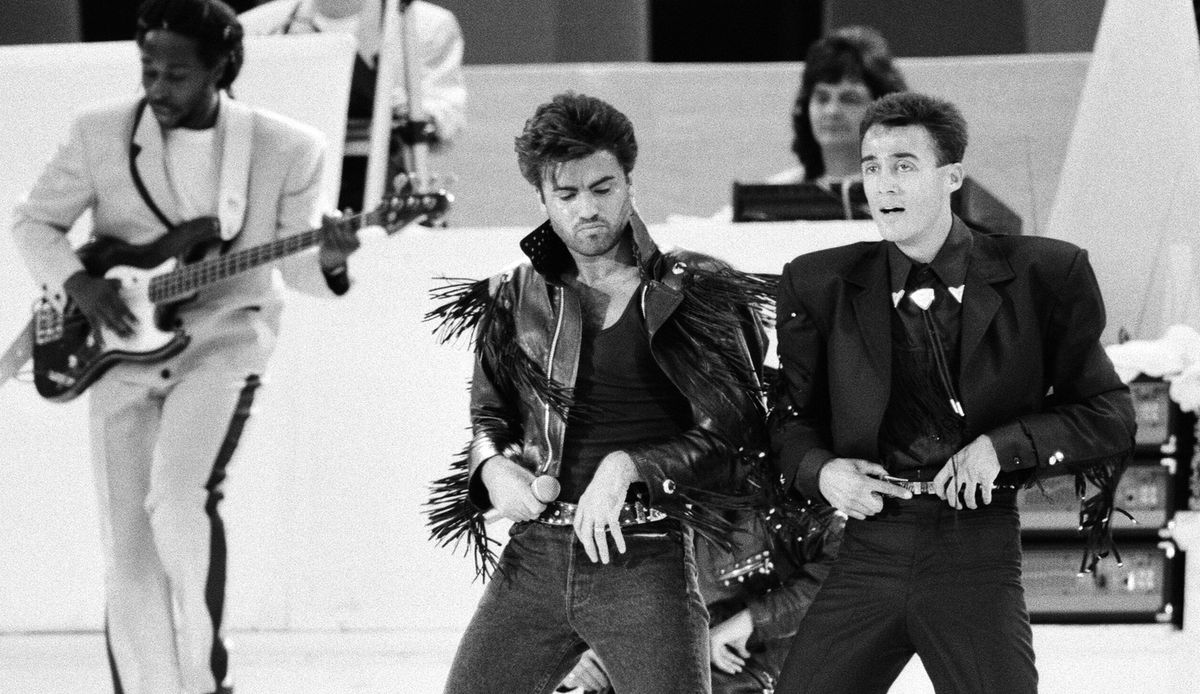 Basista Deon Estus (pierwszy z lewej) zmarł 11 października. Na zdjęciu duet Wham!, czyli George Michael i Andrew Ridgeley, na koncercie na Stadionie Wembley  28 czerwca 1986 r. 