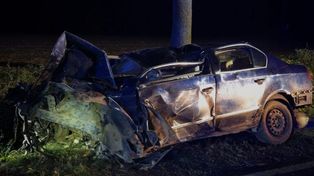 Babiec Piaseczny: Uderzył w nasyp drogowy, drzewo i dachował. Nie żyje 23-letni kierowca