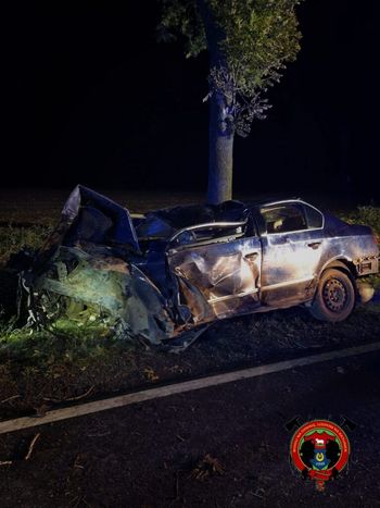 Babiec Piaseczny: Uderzył w nasyp drogowy, drzewo i dachował. Nie żyje 23-letni kierowca