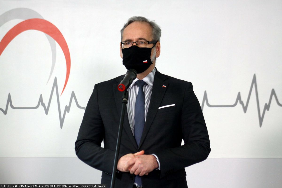 Minister Adam Niedzielski zaszczepiony. Stał w kolejce na Stadionie Narodowym