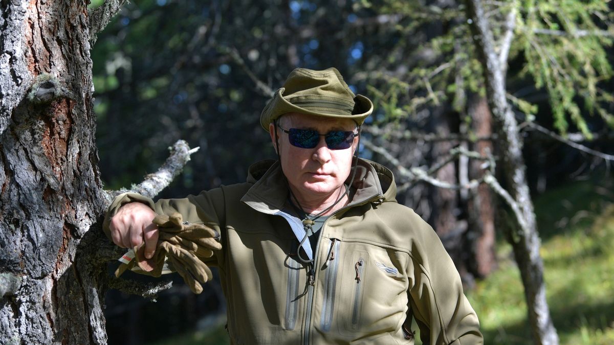 SIBERIA, RUSSIA - OCTOBER 7: (----EDITORIAL USE ONLY  MANDATORY CREDIT - " KREMLIN PRESS SERVICE / HANDOUT" - NO MARKETING NO ADVERTISING CAMPAIGNS - DISTRIBUTED AS A SERVICE TO CLIENTS----)  Russian President Vladimir Putin spends time in the Siberian Taiga forest to take a break from state affairs ahead of his birthday in Siberia, Russia on October 07, 2019. (Photo by KREMLIN PRESS SERVICE / HANDOUT/Anadolu Agency/Getty Images)
