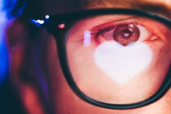 Wyłudzono miliardy dolarów. Tinder i Zoom sięgają po skan tęczówki