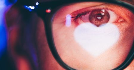 Wyłudzono miliardy dolarów. Tinder i Zoom sięgają po skan tęczówki