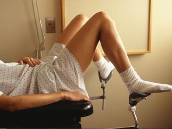 Ginekolodzy mówią jasno. Tak reagują na owłosienie intymne pacjentek