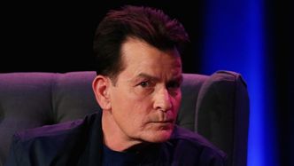 Charlie Sheen pierwszy raz PUBLICZNIE opowiedział o kontaktach seksualnych z mężczyznami: "To wyzwalające"