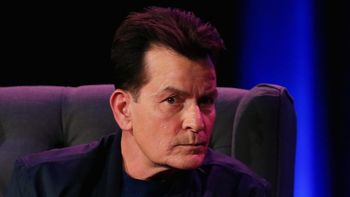 Charlie Sheen pierwszy raz PUBLICZNIE opowiedział o kontaktach seksualnych z mężczyznami: "To wyzwalające"