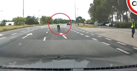 Policjantka na środku drogi w Łodzi. Burza w komentarzach