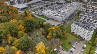 Kraków: Cmentarz na Ruczaju otoczony osiedlem i parkiem handlowym