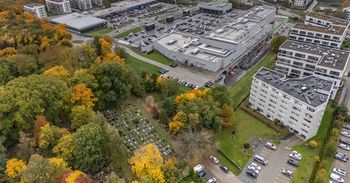 Kraków: Cmentarz na Ruczaju otoczony osiedlem i parkiem handlowym