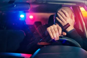 Pijanego kierowcę motoroweru zatrzymali policjanci z Kozienic. Jechał mimo sądowych zakazów, teraz dostał wyrok więzienia i wysoką grzywnę