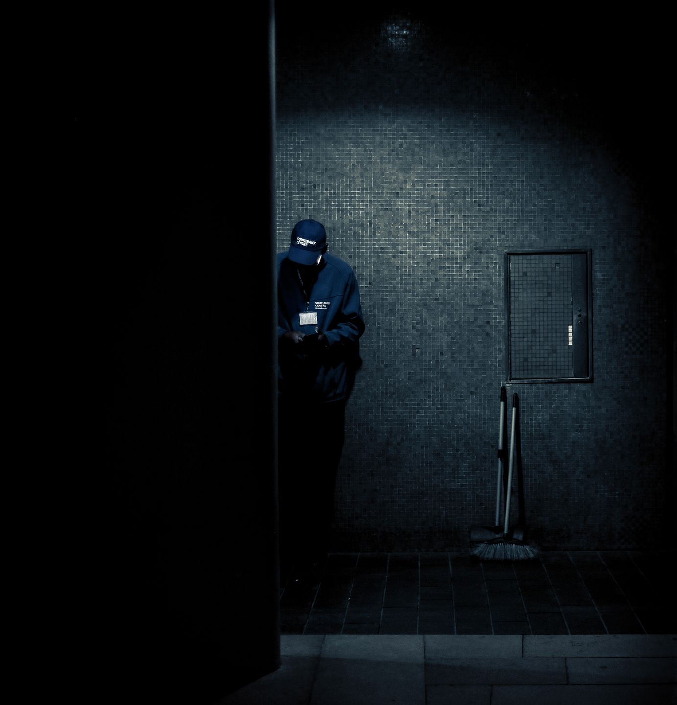 Cyberpunk i film noir spotykają się w wizji Londynu autorstwa Edo Zollo 15