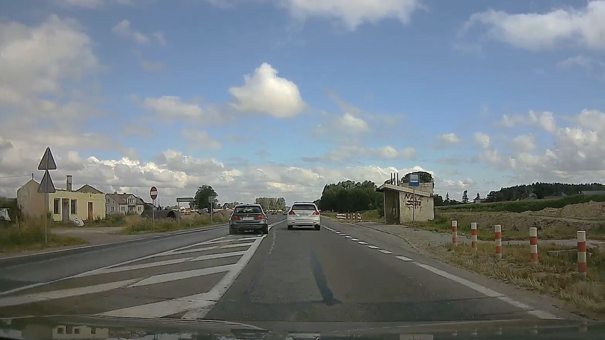 Nieprzepisowo wyprzedzający kierowca BMW został nagrany w drodze nad morze