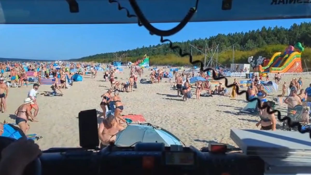 Wjechali wozem strażackim na plażę