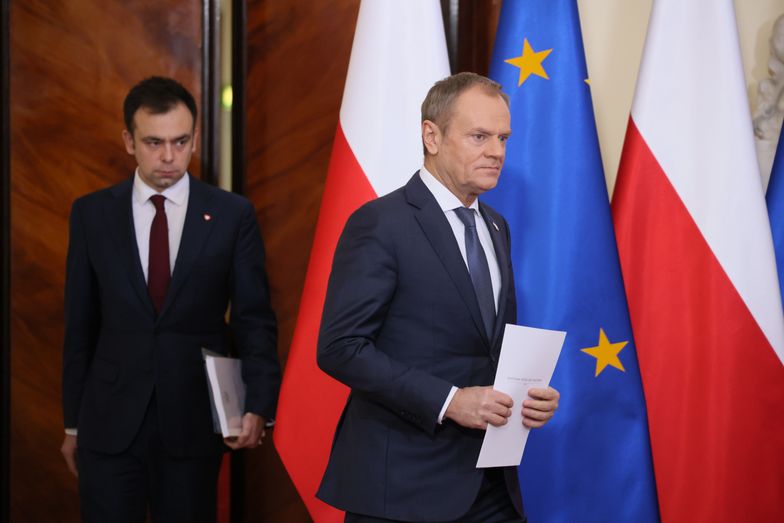 Donald Tusk, Andrzej Doma�ski
Warszawa, 19.12.2023. Premier Donald Tusk (P) oraz minister finans�w Andrzej Doma�ski (L) podczas konferencji prasowej po posiedzeniu rz�du w siedzibie KPRM w Warszawie, 19 bm. Konferencja dot. projektu bud�etu na 2024 r. (jm) PAP/Leszek Szyma�ski
Leszek Szyma�ski
kprm, polityk polityka, posiedzenie, rada ministr�w, rz�d, bud�et, nowego rz�du, oficjalne