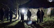 Makabryczne odkrycie. Zwłoki ukryte pod warstwą ziemi.