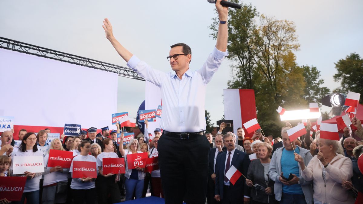 Kraśnik, 25.09.2023. Kampania wyborcza do parlamentu 2023. Premier Mateusz Morawiecki (C) podczas spotkania z mieszkańcami "Porozmawiajmy o naszej wspólnej przyszłości", 25 bm. W Kraśniku. (ad) PAP/Leszek Szymański