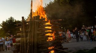 Klucze: Sobótki na Czubatce przyciągnęły tłumy. Małopolska wciąż pielęgnuje dawną tradycję