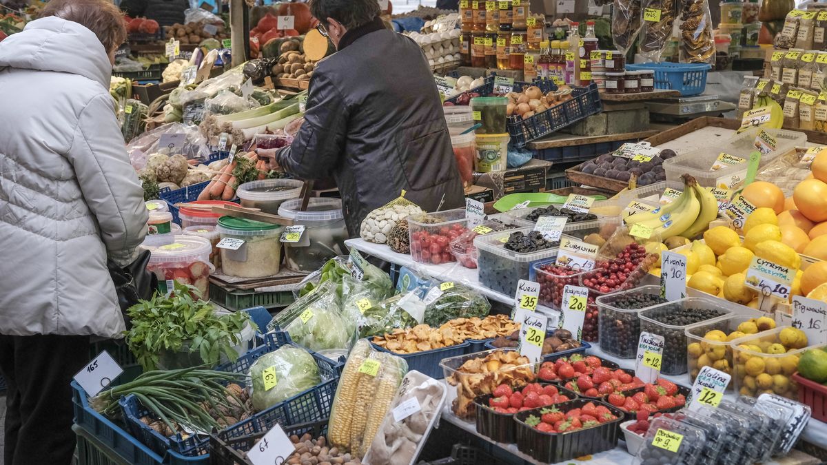 Targowisko miejskie na Rynku Jezyckim w Poznaniu22.10.2021 Poznan . Rynek Wielkopolski . Targowisko miejskie . Cena warzyw i owocow .Fot. Piotr Skornicki / Agencja Wyborcza.plFot. Piotr Sk�nicki / Agencja Wyborcza.plcena, drozyzna, inflacja, owoce, swieze, swieze owoce, warzywa, zakupy, /FR/