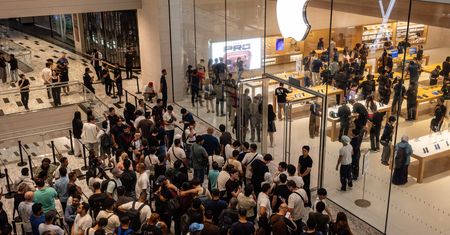 iPhone 18 Pro i 18 Pro Max już w sklepach. Tłumy pod Apple Store