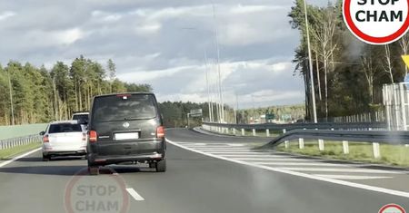 Kolumna rządowa blokowała przejazd. "Tak się jeździ właśnie w tym kraju"
