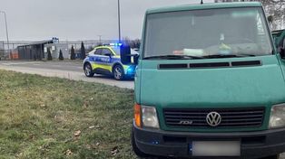 Lębork: 58‑latka wypadła z dostawczaka. Pasy były zepsute