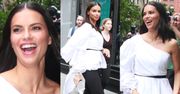 Zadowolona Adriana Lima pozdrawia fanów