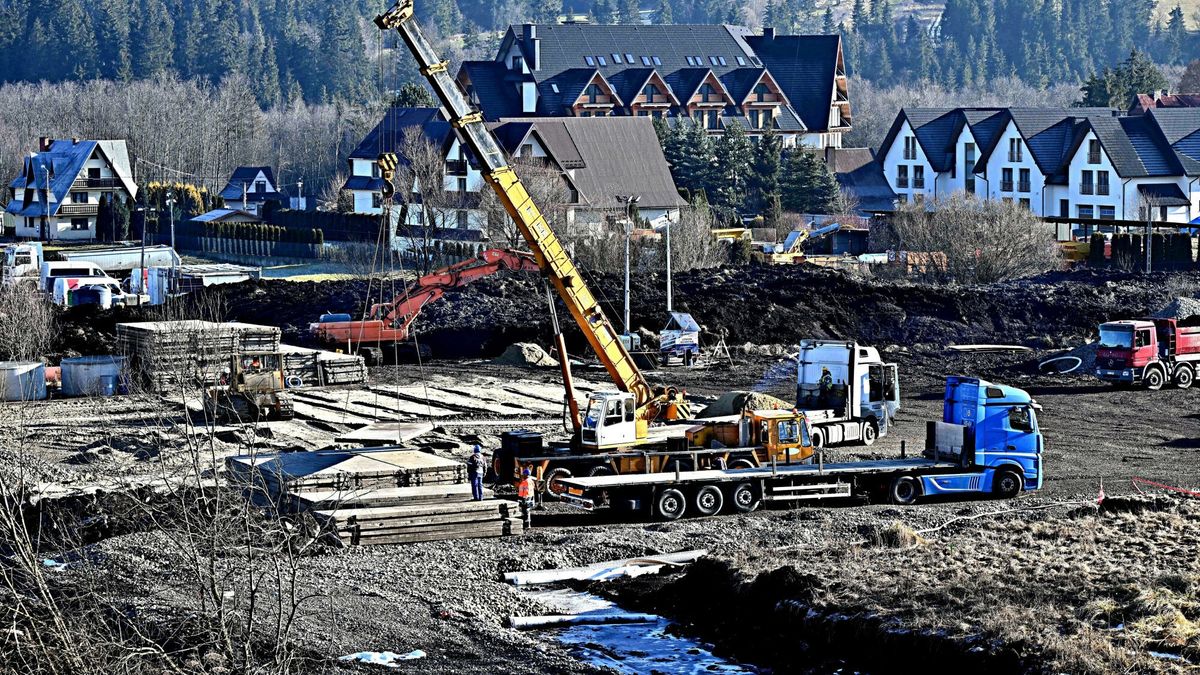 Nowy odwiert geotermalny w Szaflarach
Fot. Pawel Murzyn/East News, Szaflary, 04.01.2023. Nowy odwiert geotermalny w Szaflarach. Przygotowanie terenu dla montazu urzadzen wiertniczych.
Pawel Murzyn