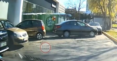 Sceny przed Biedronką. "Mistrz kolizji". Nagranie obiega sieć