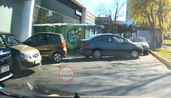 Sceny przed Biedronką. "Mistrz kolizji". Nagranie obiega sieć