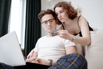 Szukasz bezwarunkowo darmowej karty kredytowej? Już nie musisz – znajdziesz ją w naszym rankingu kart kredytowych!