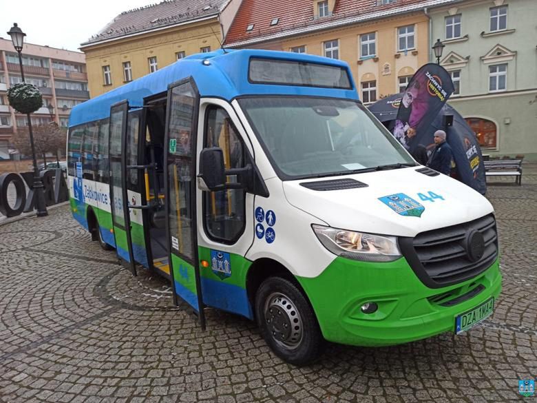 Małe busiki, przyjazne środowisku, przywróciły mobilność mieszkańcom gminy Ząbkowice