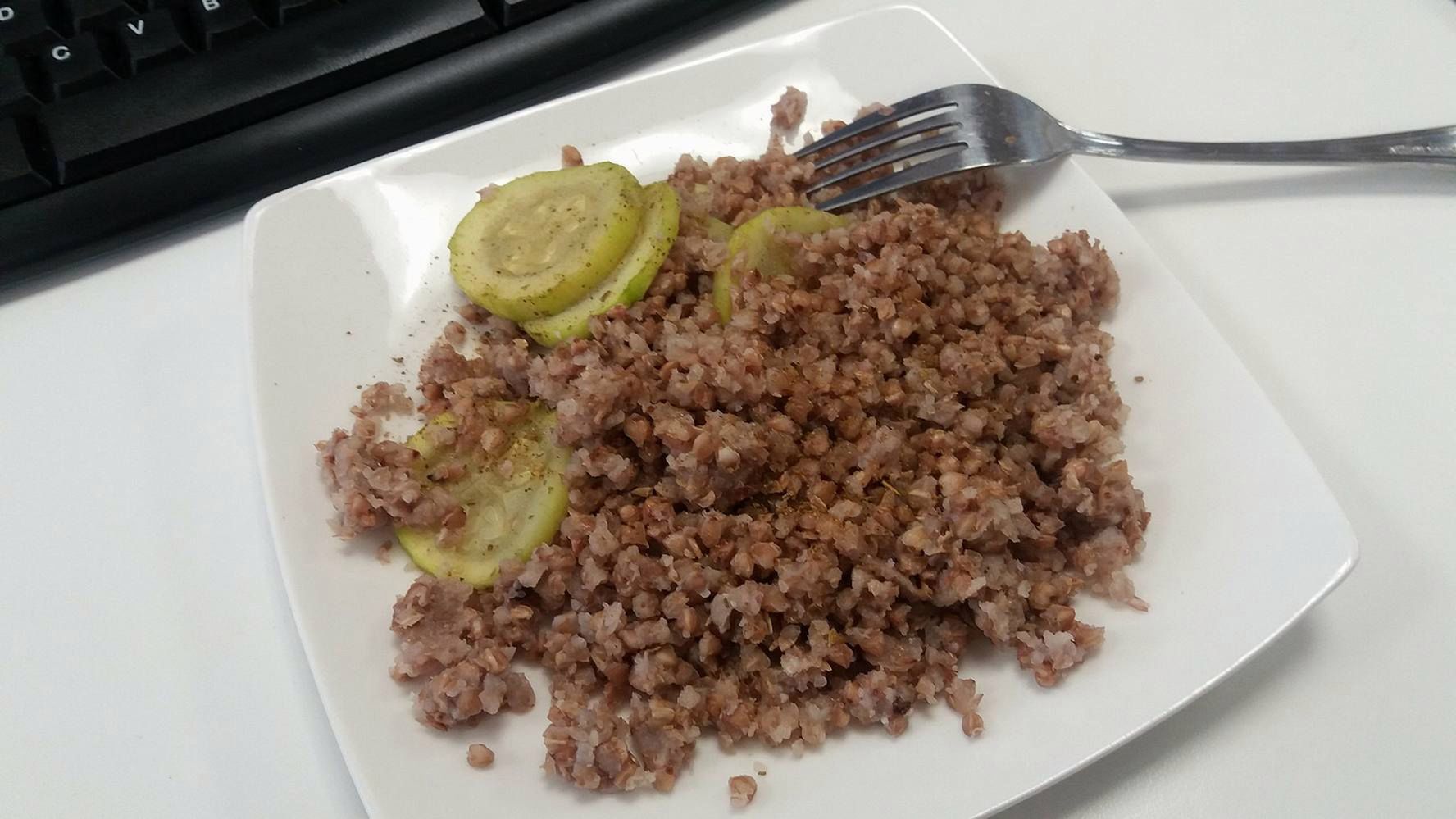 Kasza gryczana z cukinią duszoną na wodzie