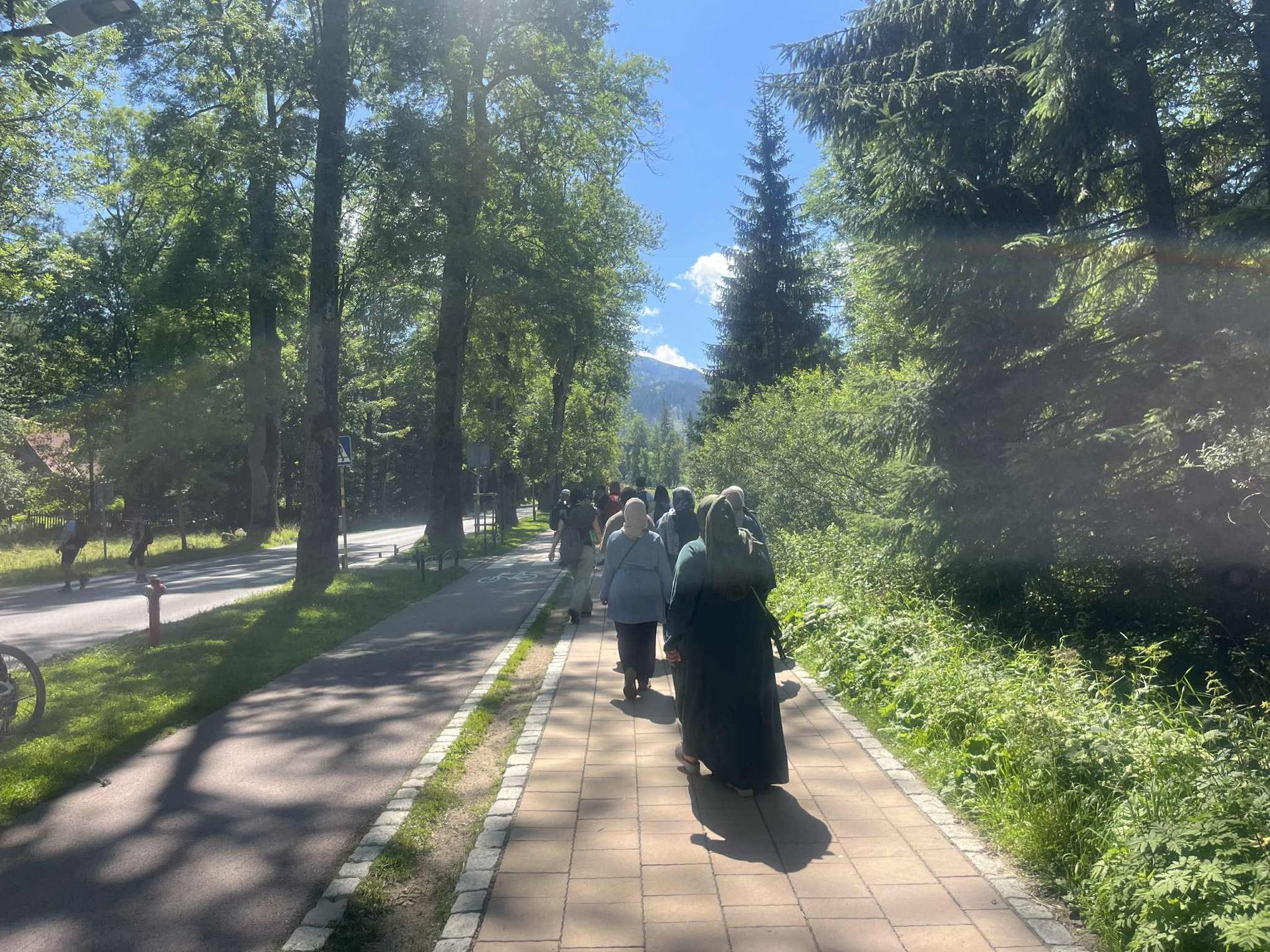 Arabska rodzina w drodze do kolejki na Kasprowy Wierch