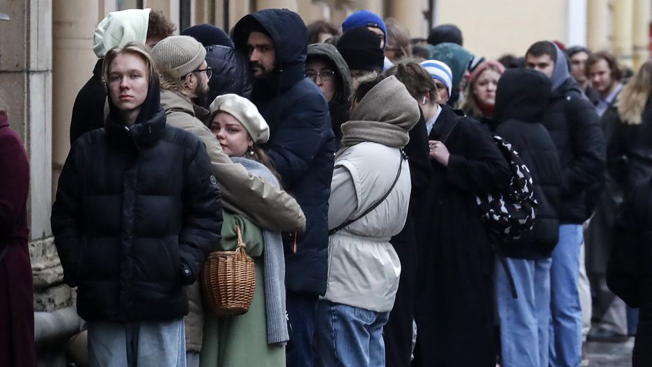Russian people stand in line to outside a polling station to vote during the presidential elections in St.Petersburg, Russia, 17 March 2024. The Federation Council has scheduled presidential elections for 17 March 2024. Voting will last three days: March 15, 16 and 17. Four candidates registered by the Central Election Commission of the Russian Federation are vying for the post of head of state: Leonid Slutsky, Nikolai Kharitonov, Vladislav Davankov and Vladimir Putin. EPA/ANATOLY MALTSEV Dostawca: PAP/EPA.