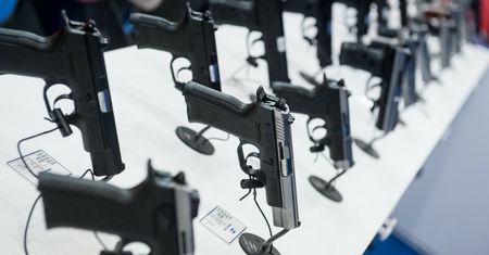 Polacy zbroją się na potęgę. Policja pokazuje najnowsze dane o broni