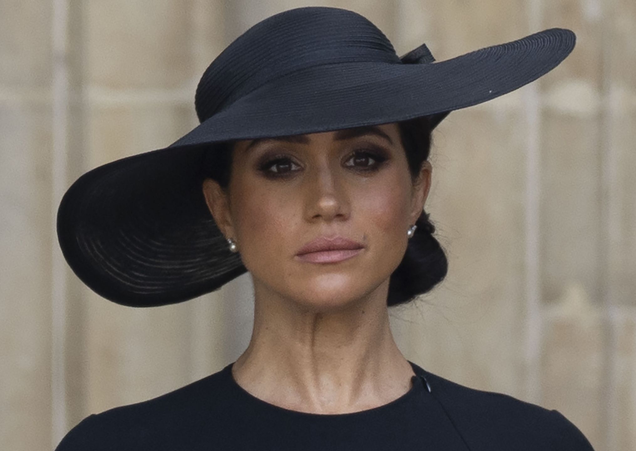 Meghan Markle często pokazywała się publicznie w stylizacjach kolorze czarnego