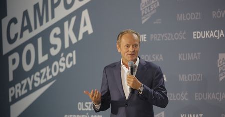 Debata Tusk-Trzaskowski. Szef PO ostro. "Może do babci należy pojechać"