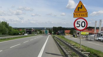 Auta same zwolnią? UE rozważa satelitarną kontrolę prędkości. Dla Brytyjczyków to "absurd"