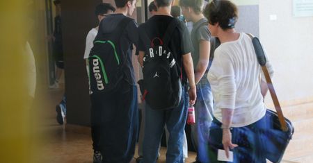 Miała pożyczać pieniądze od uczniów i zlecić pobicie jednego z nich