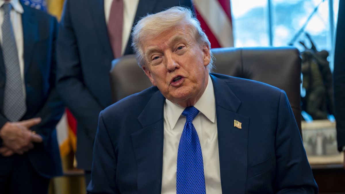 Trump Announces 'Project Vault' in the Oval Office
epa12701111 President Donald Trump announces the creation of a critical minerals reserve during an event in the Oval Office at the White House in Washington, DC, 02 February 2026. The president unveiled 'Project Vault,' a rare?earth stockpile intended to reduce US reliance on China for critical minerals.  EPA/BONNIE CASH / POOL 
Dostawca: PAP/EPA.
BONNIE CASH / POOL
Government, Politics, Capitol Hill, washington, DC, Oval, rare earth, minerals