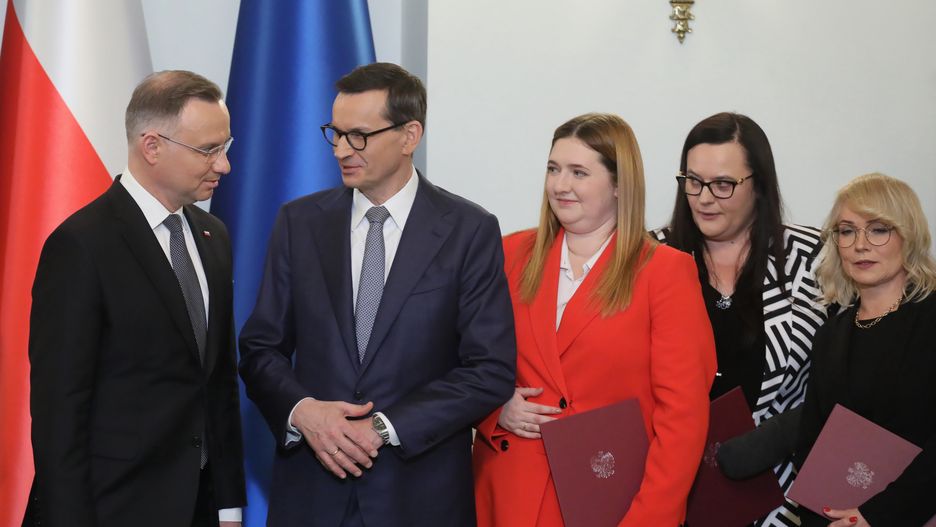 Warszawa, 27.11.2023. Od lewej � prezydent Andrzej Duda oraz nowo powołani: premier Mateusz Morawiecki, minister rolnictwa Anna Gembicka, minister funduszy i polityki regionalnej Małgorzata Jarosińska-Jedynak oraz minister aktywów państwowych Marzena Małek podczas uroczystości powołania i zaprzysiężenia Rady Ministrów, 27 bm. w Pałacu Prezydenckim w Warszawie. Prezydent powołuje Prezesa Rady Ministrów wraz z pozostałymi członkami RM w ciągu 14 dni od dnia pierwszego posiedzenia Sejmu lub przyjęcia dymisji poprzedniej RM i odbiera przysięgę od członków nowo powołanego rządu. (jm) PAP/Paweł Supernak