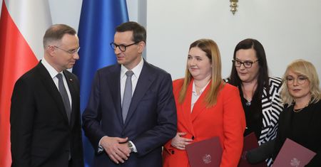 "Operetkowy rząd" Morawieckiego. "Byle dotrwać do prekampanii"