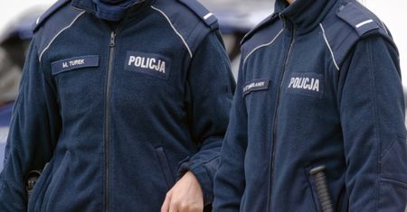 Policjanci noszą do pracy papier toaletowy. Komenda Wojewódzka odpowiada
