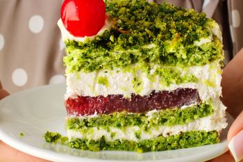 To ciasto przekona do szpinaku nawet niejadka. Przepis na Leśny Mech